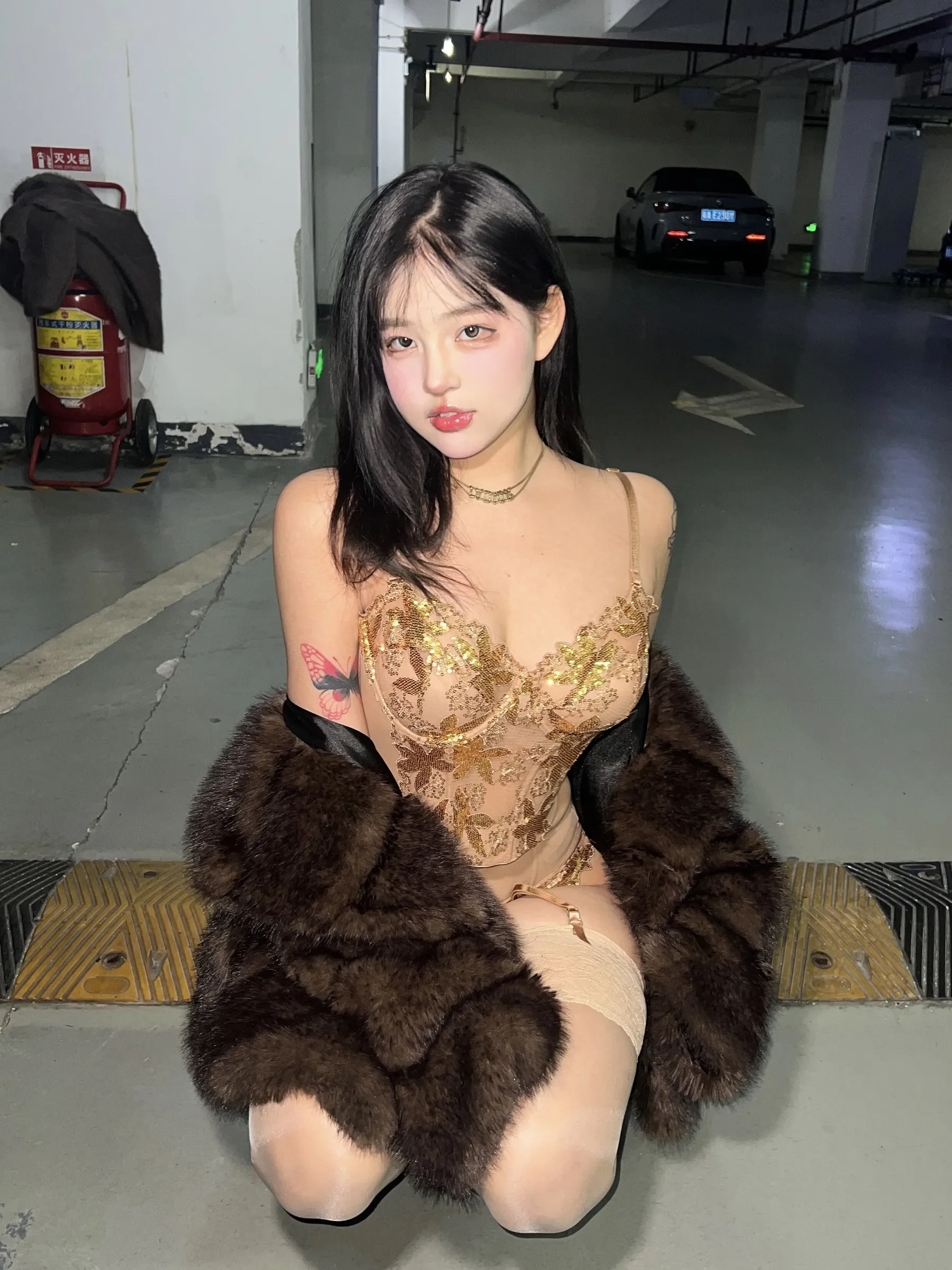 小u优优子 – 貂皮大衣 [50P]|图集秀